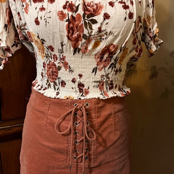 Cute skirt and top set! Skirt is size S and top is Jr’s L so fits like adult - Picture 4 of 4